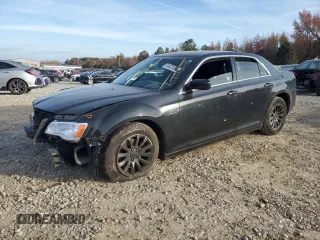 2014 Chrysler 300 z VIN 2C3CCAAG1EH336060, wystawiony jako Copart lot #83682584 z przebiegiem 108 317 mil mil oraz Czysty tytuł • Clean title. Historia ofert i sprzedaży dostępna na DreamBid. Obrazek 1.