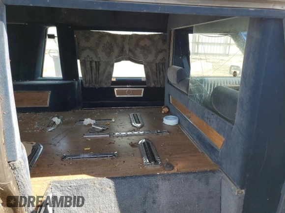 1988 Cadillac Brougham z VIN 1G6DW51Y2J9714052, wystawiony jako Copart lot #77274064 z przebiegiem 69 106 mil mil oraz Szkoda całkowita • Salvage title. Historia ofert i sprzedaży dostępna na DreamBid. Obrazek 11.