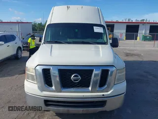2013 Nissan NV Cargo SV z VIN 1N6BF0LY9DN114044, wystawiony jako IAAI lot #39906440 z przebiegiem 238 850 mil mil oraz . Historia ofert i sprzedaży dostępna na DreamBid. Obrazek 6.