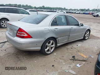 2006 Mercedes-Benz C 230 Sport z VIN WDBRF52H66E021404, wystawiony jako IAAI lot #42274619 z przebiegiem 195 062 mil mil oraz . Historia ofert i sprzedaży dostępna na DreamBid. Obrazek 4.