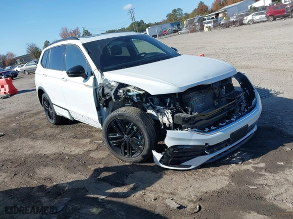 2022 Volkswagen Tiguan SE R-Line Black with VIN 3VVCB7AX8NM131565, listed as a IAAI auction lot 40769279 with 26,000 mi miles. Bid and sale history available at carsss.com. Image 1.