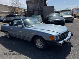 1985 Mercedes-Benz 380 z VIN WDBBA45C0FA019441, wystawiony jako Copart lot #51792005 z przebiegiem 83 718 mil mil oraz Tytuł czysty. Historia ofert i sprzedaży dostępna na DreamBid. Obrazek 1.