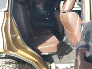 2024 Toyota Land Cruiser z VIN JTEABFAJ9RK012363, wystawiony jako IAAI lot #41859375 z przebiegiem 5 420 mil mil oraz . Historia ofert i sprzedaży dostępna na DreamBid. Obrazek 8.