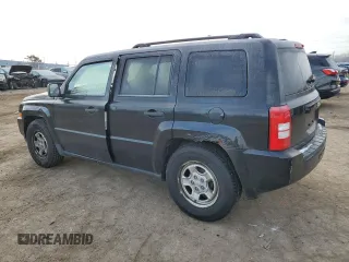 2008 Jeep Patriot Sport with VIN 1J8FT28W88D772426, listed as a Copart auction lot 82000924 with 220,130 mi miles and Clean Title. Bid and sale history available at carsss.com. Image 2.