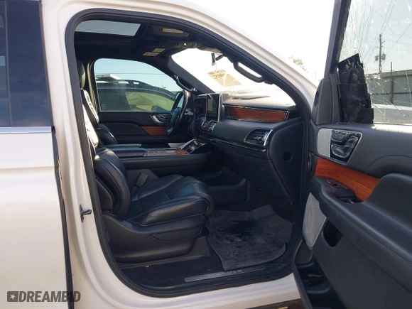 2019 Lincoln Navigator Reserve with VIN 5LMJJ2LT2KEL09194, listed as a IAAI auction lot 40900152 with 117,272 mi miles. Bid and sale history available at carsss.com. Image 5.