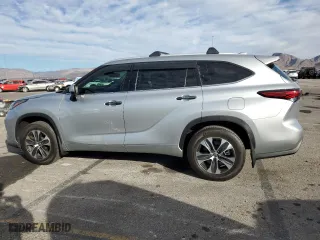 2022 Toyota Highlander XLE with VIN 5TDHZRBH1NS586955, listed as a Copart auction lot 43967865 with 33,214 mi miles and Salvage Title. Bid and sale history available at carsss.com. Image 2.