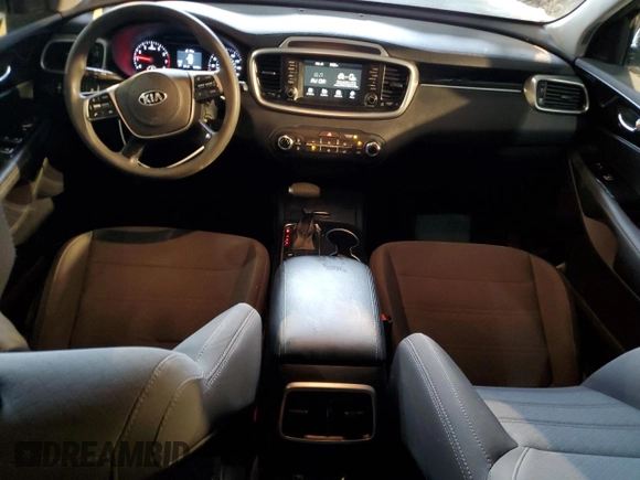 2019 Kia Sorento LX z VIN 5XYPG4A37KG575753, wystawiony jako Copart lot #44988355 z przebiegiem 55 933 mil mil oraz Szkoda całkowita • Salvage title. Historia ofert i sprzedaży dostępna na DreamBid. Obrazek 8.