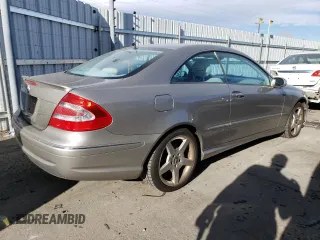 2005 Mercedes-Benz CLK 500 z VIN WDBTJ75J05F159477, wystawiony jako Copart lot #85168664 z przebiegiem 122 295 mil mil oraz Szkody całkowita. Historia ofert i sprzedaży dostępna na DreamBid. Obrazek 3.