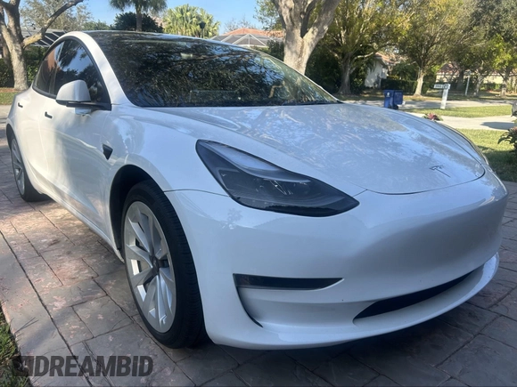 2023 Tesla Model 3 z VIN 5YJ3E1EA4PF555051, wystawiony jako IAAI lot #41500331 z przebiegiem 11 810 mil mil oraz . Historia ofert i sprzedaży dostępna na DreamBid. Obrazek 1.