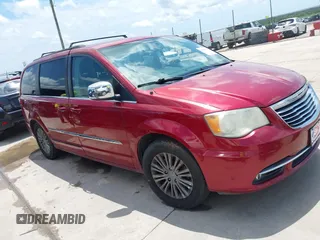 2014 Chrysler Town & Country Touring L 30th Anniversary z VIN 2C4RC1CG5ER215108, wystawiony jako IAAI lot #42358529 z przebiegiem 151 248 mil mil oraz . Historia ofert i sprzedaży dostępna na DreamBid. Obrazek 1.