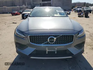 2020 Volvo V60 Cross Country with VIN YV4102WK7L1036031, listed as a Copart auction lot 47068995 with 37,174 mi miles and Salvage Title. Bid and sale history available at carsss.com. Image 5.
