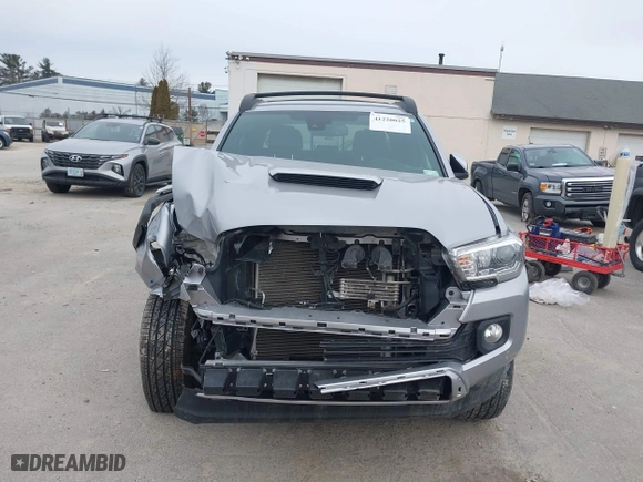 2020 Toyota Tacoma 4WD SR5 with VIN 3TMCZ5AN6LM306311, listed as a IAAI auction lot 41220025 with 67,806 mi miles. Bid and sale history available at carsss.com. Image 13.