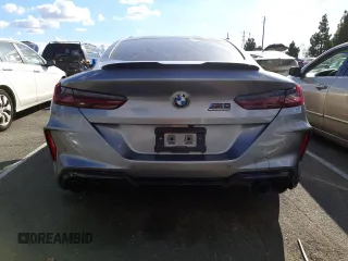2022 BMW M8 Competition z VIN WBSAE0C02NCG99859, wystawiony jako Copart lot #70144082 z przebiegiem 13 504 mil mil oraz . Historia ofert i sprzedaży dostępna na DreamBid. Obrazek 6.