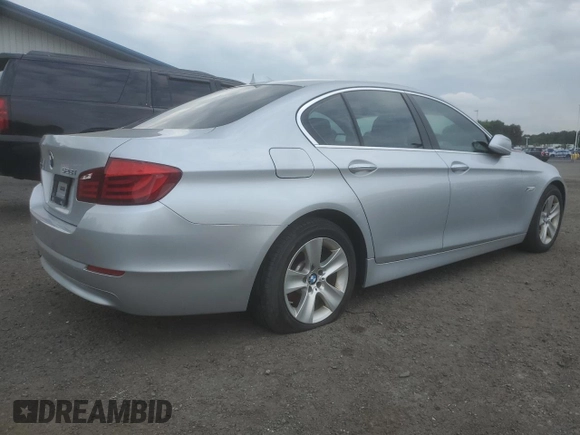 2013 BMW 5 Series 528i xDrive z VIN WBAXH5C54DD115031, wystawiony jako Copart lot #59045935 z przebiegiem 183 658 mil mil oraz Tytuł czysty. Historia ofert i sprzedaży dostępna na DreamBid. Obrazek 3.