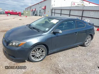 2010 Scion tC z VIN JTKDE3B71A0307038, wystawiony jako IAAI lot #39720503 z przebiegiem 133 853 mil mil oraz . Historia ofert i sprzedaży dostępna na DreamBid. Obrazek 2.