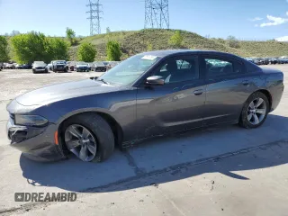 2015 Dodge Charger SXT z VIN 2C3CDXHG9FH856319, wystawiony jako Copart lot #57251335 z przebiegiem 171 454 mil mil oraz Szkoda całkowita • Salvage title. Historia ofert i sprzedaży dostępna na DreamBid. Obrazek 1.