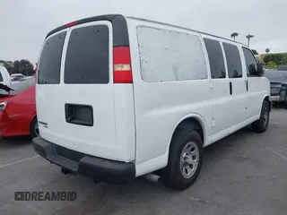 2014 Chevrolet Express Passenger LS z VIN 1GNSGBF43E1184305, wystawiony jako IAAI lot #42537616 z przebiegiem 35 596 mil mil oraz . Historia ofert i sprzedaży dostępna na DreamBid. Obrazek 4.