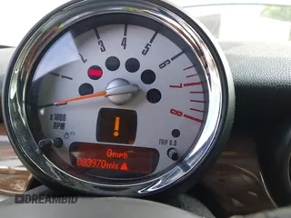 2011 MINI Hardtop z VIN WMWSU3C53BT182779, wystawiony jako IAAI lot #42278116 z przebiegiem 83 970 mil mil oraz . Historia ofert i sprzedaży dostępna na DreamBid. Obrazek 7.