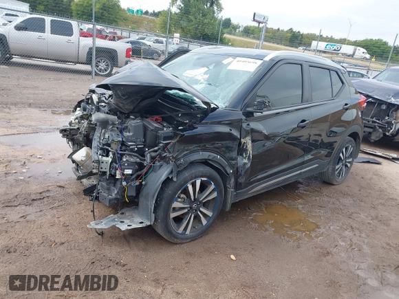 2019 Nissan Kicks SV z VIN 3N1CP5CU1KL526103, wystawiony jako IAAI lot #40405698 z przebiegiem 76 009 mil mil oraz . Historia ofert i sprzedaży dostępna na DreamBid. Obrazek 2.