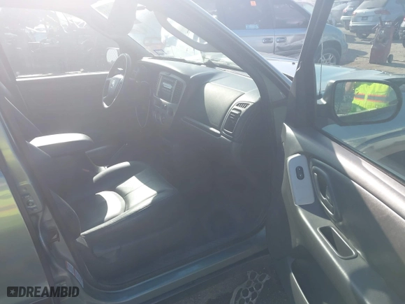 2004 Mazda Tribute ES with VIN 4F2CZ06184KM32333, listed as a IAAI auction lot 42041183 with 33,646 mi miles. Bid and sale history available at carsss.com. Image 5.
