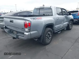 2020 Toyota Tacoma SR5 z VIN 3TMCZ5AN6LM288974, wystawiony jako IAAI lot #42185181 z przebiegiem 94 759 mil mil oraz . Historia ofert i sprzedaży dostępna na DreamBid. Obrazek 4.