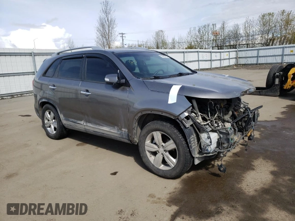 2013 Kia Sorento EX z VIN 5XYKUDA21DG411766, wystawiony jako Copart lot #55960765 z przebiegiem 159 584 mil mil oraz Szkoda całkowita • Salvage title. Historia ofert i sprzedaży dostępna na DreamBid. Obrazek 4.