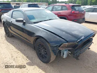 2013 Ford Mustang V6 z VIN 1ZVBP8AM4D5243305, wystawiony jako IAAI lot #42162203 z przebiegiem 141 196 mil mil oraz . Historia ofert i sprzedaży dostępna na DreamBid. Obrazek 1.