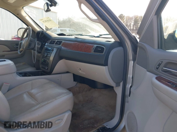 2008 GMC Yukon SLT w/4SB with VIN 1GKFC13038R105520, listed as a IAAI auction lot 41453825 with 245,024 mi miles. Bid and sale history available at carsss.com. Image 5.