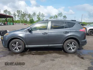2018 Toyota RAV4 XLE z VIN JTMWFREV9JD132847, wystawiony jako IAAI lot #42108442 z przebiegiem 59 763 mil mil oraz . Historia ofert i sprzedaży dostępna na DreamBid. Obrazek 14.