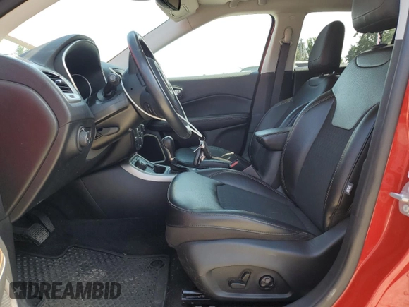 2020 Jeep Compass Latitude z VIN 3C4NJDBB0LT117108, wystawiony jako Copart lot #61243675 z przebiegiem 27 466 mil mil oraz Szkoda całkowita • Salvage title. Historia ofert i sprzedaży dostępna na DreamBid. Obrazek 7.