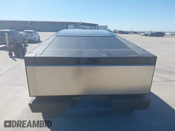 2024 Tesla Cybertruck с VIN 7G2CEHED8RA029960, выставлен на аукционе IAAI как лот 41829549 с пробегом 5 161 миль миль и . История ставок и продаж доступна на DreamBid. Изображение 16.