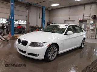 2011 BMW 3 Series 328i z VIN WBAPH5G57BNM82328, wystawiony jako IAAI lot #42130819 z przebiegiem 117 047 mil mil oraz . Historia ofert i sprzedaży dostępna na DreamBid. Obrazek 2.