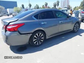 2017 Nissan Altima S z VIN 1N4AL3AP4HC271765, wystawiony jako IAAI lot #41968905 z przebiegiem 106 621 mil mil oraz . Historia ofert i sprzedaży dostępna na DreamBid. Obrazek 4.