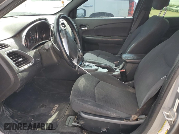 2014 Chrysler 200 Touring z VIN 1C3CCBBGXEN150223, wystawiony jako Copart lot #55494215 z przebiegiem 178 750 mil mil oraz Szkody całkowita. Historia ofert i sprzedaży dostępna na DreamBid. Obrazek 7.