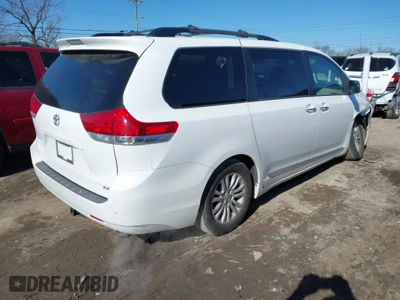 2013 Toyota Sienna XLE AAS z VIN 5TDYK3DC6DS372819, wystawiony jako IAAI lot #41395777 z przebiegiem 181 526 mil mil oraz . Historia ofert i sprzedaży dostępna na DreamBid. Obrazek 4.