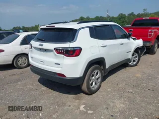2024 Jeep Compass Latitude with VIN 3C4NJDBN4RT124422, listed as a IAAI auction lot 42152395 with 33,567 mi miles. Bid and sale history available at carsss.com. Image 4.
