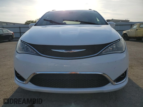 2018 Chrysler Pacifica Touring L Plus z VIN 2C4RC1EG1JR121816, wystawiony jako Copart lot #54615585 z przebiegiem 157 900 mil mil oraz Tytuł czysty. Historia ofert i sprzedaży dostępna na DreamBid. Obrazek 5.