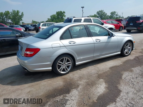 2013 Mercedes-Benz C 300 Sport z VIN WDDGF8AB1DR292986, wystawiony jako IAAI lot #42430247 z przebiegiem 105 105 mil mil oraz . Historia ofert i sprzedaży dostępna na DreamBid. Obrazek 4.