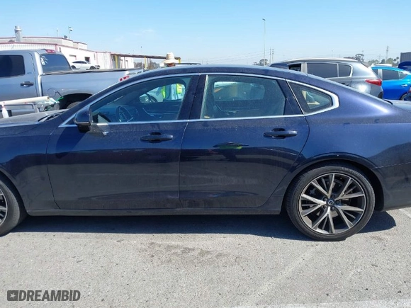 2017 Volvo S90 Momentum with VIN YV1102AK0H1012018, listed as a IAAI auction lot 42014173 with 155,159 mi miles. Bid and sale history available at carsss.com. Image 14.