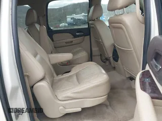 2011 GMC Yukon XL Denali z VIN 1GKS2MEF7BR271728, wystawiony jako IAAI lot #42050555 z przebiegiem 251 752 mil mil oraz . Historia ofert i sprzedaży dostępna na DreamBid. Obrazek 8.