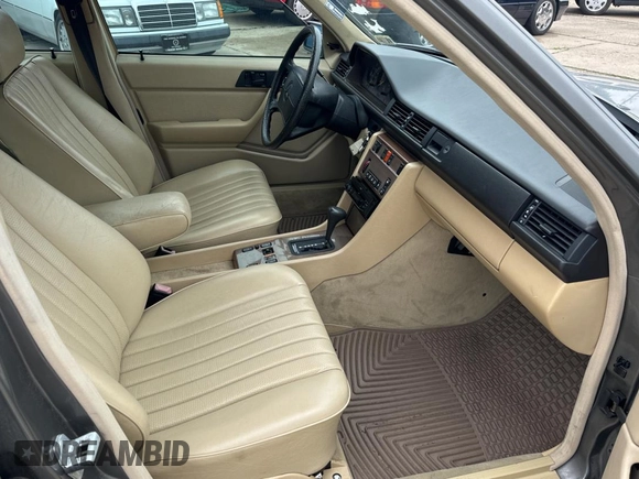 1989 Mercedes-Benz 300 E с VIN WDBEA30D2KB022367, выставлен на аукционе Copart как лот 60087495 с пробегом 76 930 миль миль и Чистый • Clean title. История ставок и продаж доступна на DreamBid. Изображение 5.