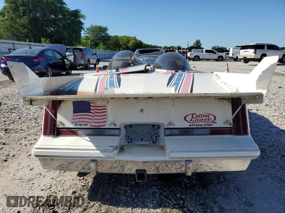 1983 Oldsmobile Cutlass Supreme z VIN 1G3AR47A2DM503155, wystawiony jako Copart lot #85253274 z przebiegiem Nie podano mil oraz Szkoda całkowita • Salvage title. Historia ofert i sprzedaży dostępna na DreamBid. Obrazek 6.