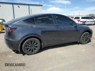 2024 Tesla Model Y Long Range z VIN 7SAYGDEE9RA255805, wystawiony jako Copart lot #50836555 z przebiegiem Nie podano mil oraz Szkoda całkowita • Salvage title. Historia ofert i sprzedaży dostępna na DreamBid. Obrazek 3.