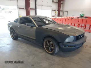 2009 Ford Mustang with VIN 1ZVHT80N995124334, listed as a IAAI auction lot 39901598 with 165,586 mi miles and . Bid and sale history available at carsss.com. Image 1.