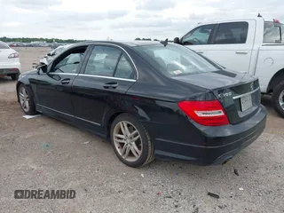 2012 Mercedes-Benz C 300 Sport z VIN WDDGF8BB9CR208314, wystawiony jako IAAI lot #42489087 z przebiegiem 117 601 mil mil oraz . Historia ofert i sprzedaży dostępna na DreamBid. Obrazek 3.
