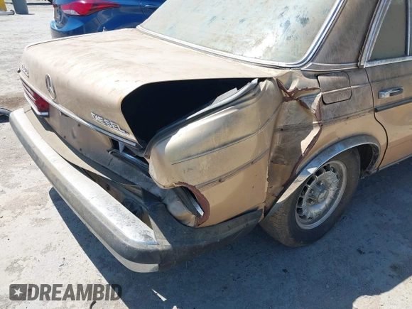1981 Mercedes-Benz 300 D z VIN WDBAB30A9BB219442, wystawiony jako IAAI lot #42476756 z przebiegiem 274 561 mil mil oraz . Historia ofert i sprzedaży dostępna na DreamBid. Obrazek 6.