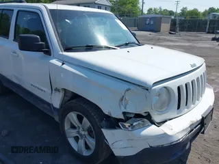 2014 Jeep Patriot Latitude z VIN 1C4NJRFB4ED664561, wystawiony jako IAAI lot #42422724 z przebiegiem 130 506 mil mil oraz . Historia ofert i sprzedaży dostępna na DreamBid. Obrazek 6.