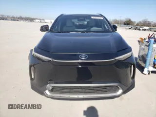 2023 Toyota bZ4X XLE z VIN JTMABACA8PA040260, wystawiony jako Copart lot #42473684 z przebiegiem 5 884 mil mil oraz . Historia ofert i sprzedaży dostępna na DreamBid. Obrazek 5.