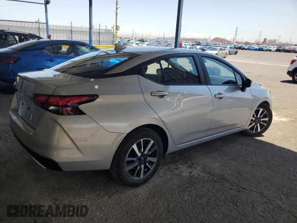 2025 Nissan Versa SV z VIN 3N1CN8EV8SL835919, wystawiony jako Copart lot #60416195 z przebiegiem 6 754 mil mil oraz Czysty tytuł • Clean title. Historia ofert i sprzedaży dostępna na DreamBid. Obrazek 3.