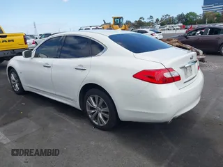 2014 Infiniti Q70 Luxe z VIN JN1BY1AP3EM260169, wystawiony jako IAAI lot #42128494 z przebiegiem 97 189 mil mil oraz . Historia ofert i sprzedaży dostępna na DreamBid. Obrazek 3.